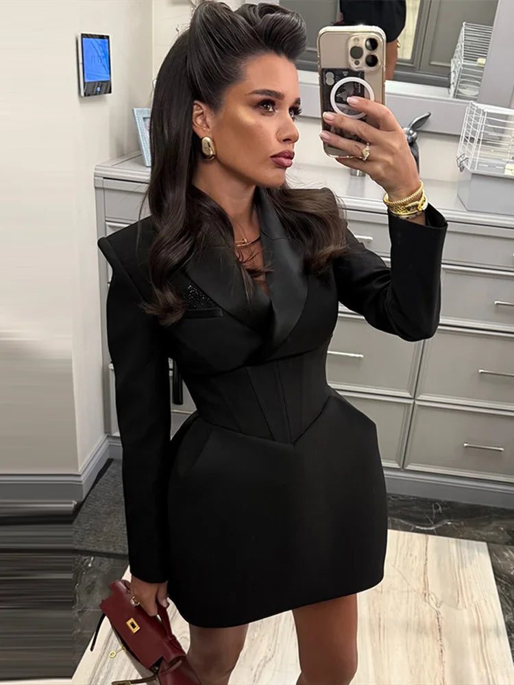 Robe Tailleur Cintrée à Revers – Manches Longues, Mini Élégante & Polyvalente