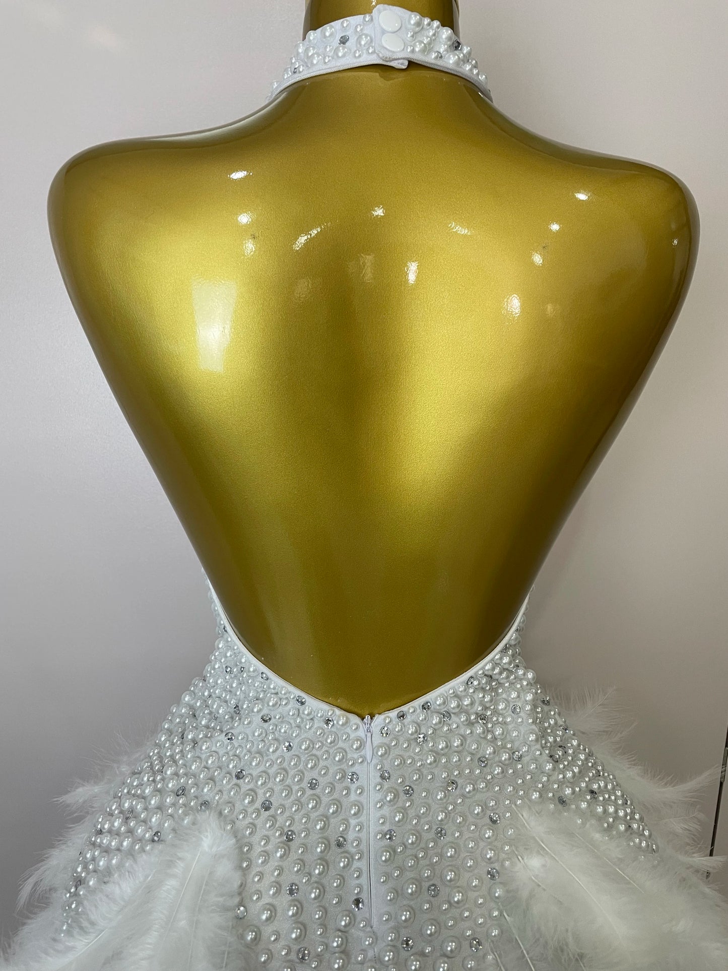 Robe Courte Luxe – Strass, Perles & Plumes | Halter Dos Nu | Gala, Anniversaire & Scène