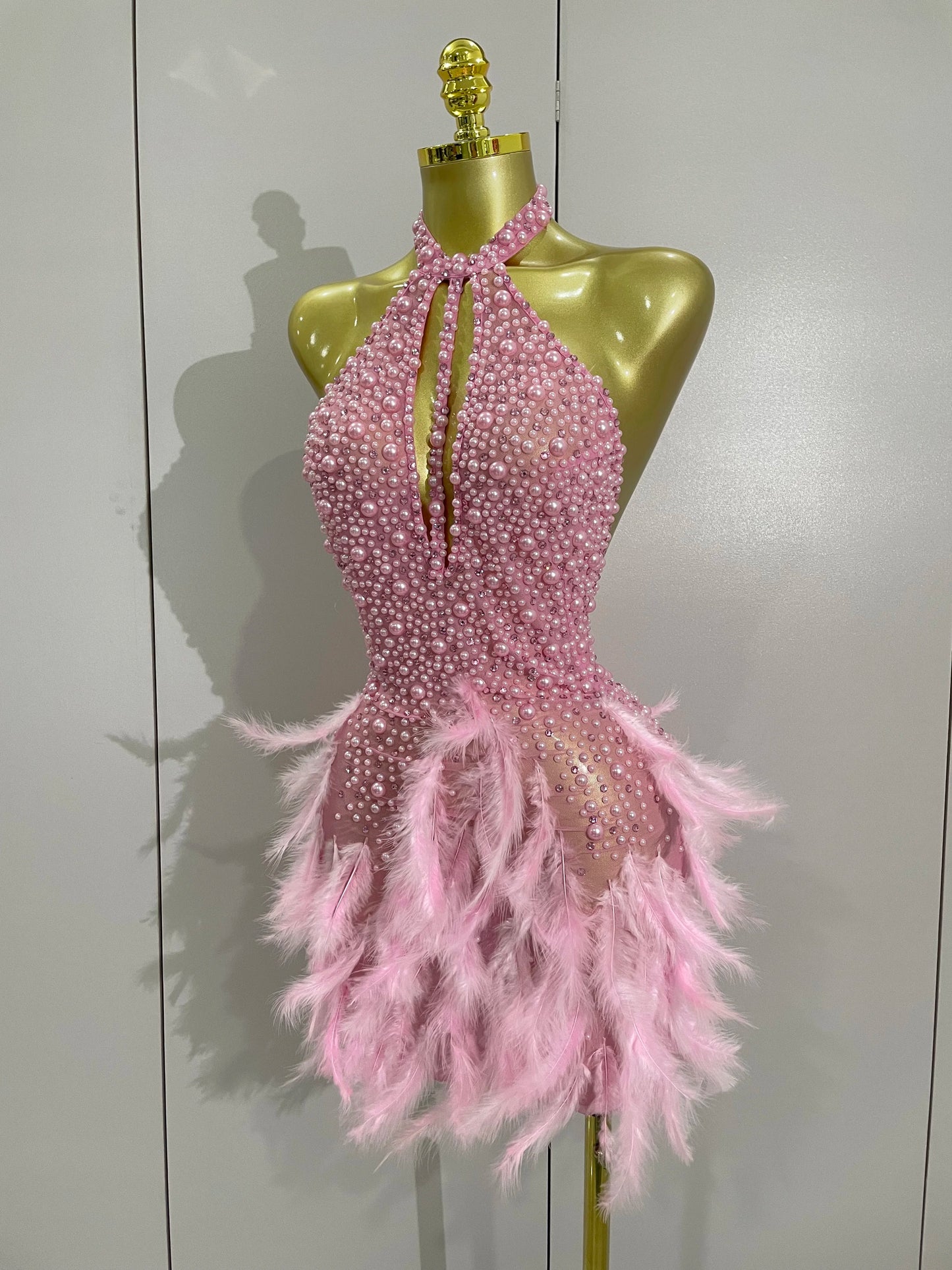 Robe Courte Luxe – Strass, Perles & Plumes | Halter Dos Nu | Gala, Anniversaire & Scène