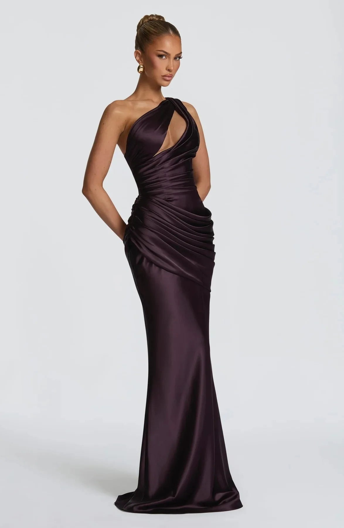 Robe Longue Sirène en Satin Froncé – Épaule Asymmétrique & Découpe | Coupe Slim Luxe 2026