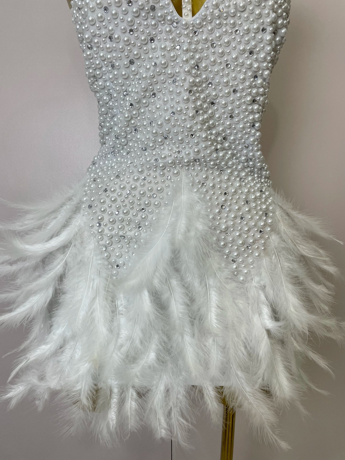 Robe Courte Luxe – Strass, Perles & Plumes | Halter Dos Nu | Gala, Anniversaire & Scène