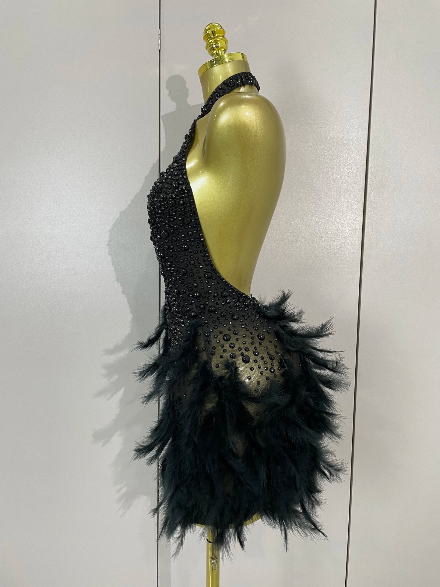 Robe Courte Luxe – Strass, Perles & Plumes | Halter Dos Nu | Gala, Anniversaire & Scène