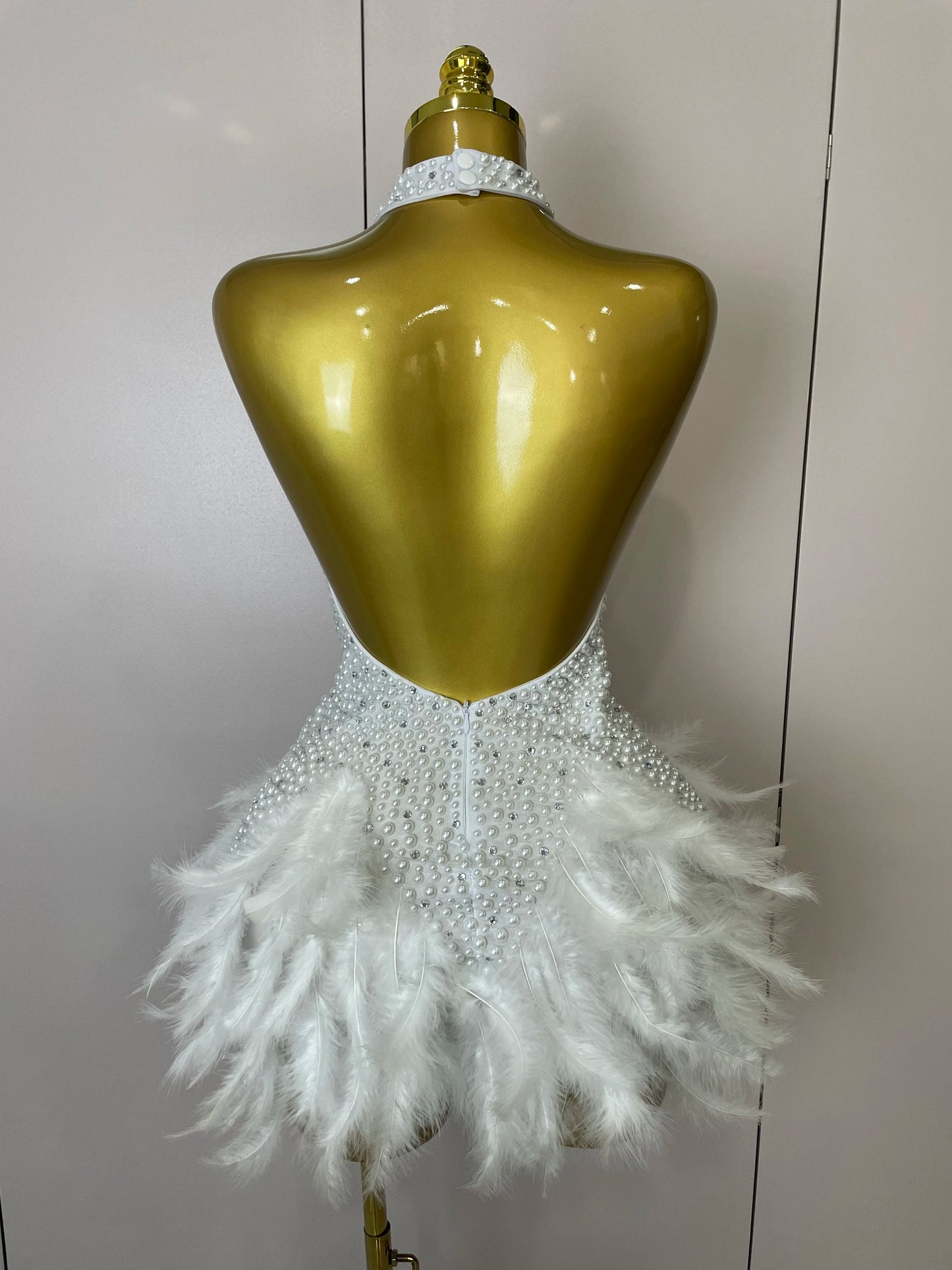 Robe Courte Luxe – Strass, Perles & Plumes | Halter Dos Nu | Gala, Anniversaire & Scène