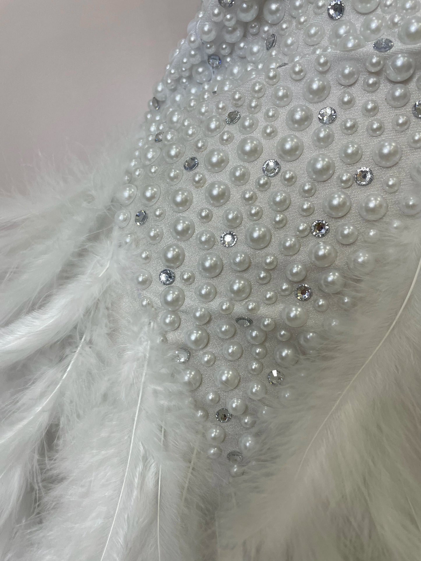 Robe Courte Luxe – Strass, Perles & Plumes | Halter Dos Nu | Gala, Anniversaire & Scène