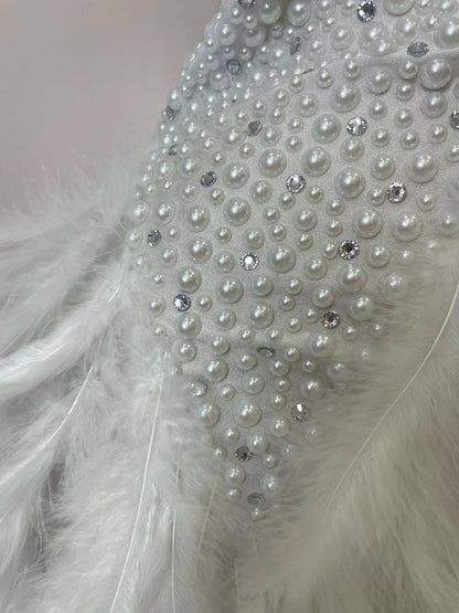 Robe Courte Luxe – Strass, Perles & Plumes | Halter Dos Nu | Gala, Anniversaire & Scène