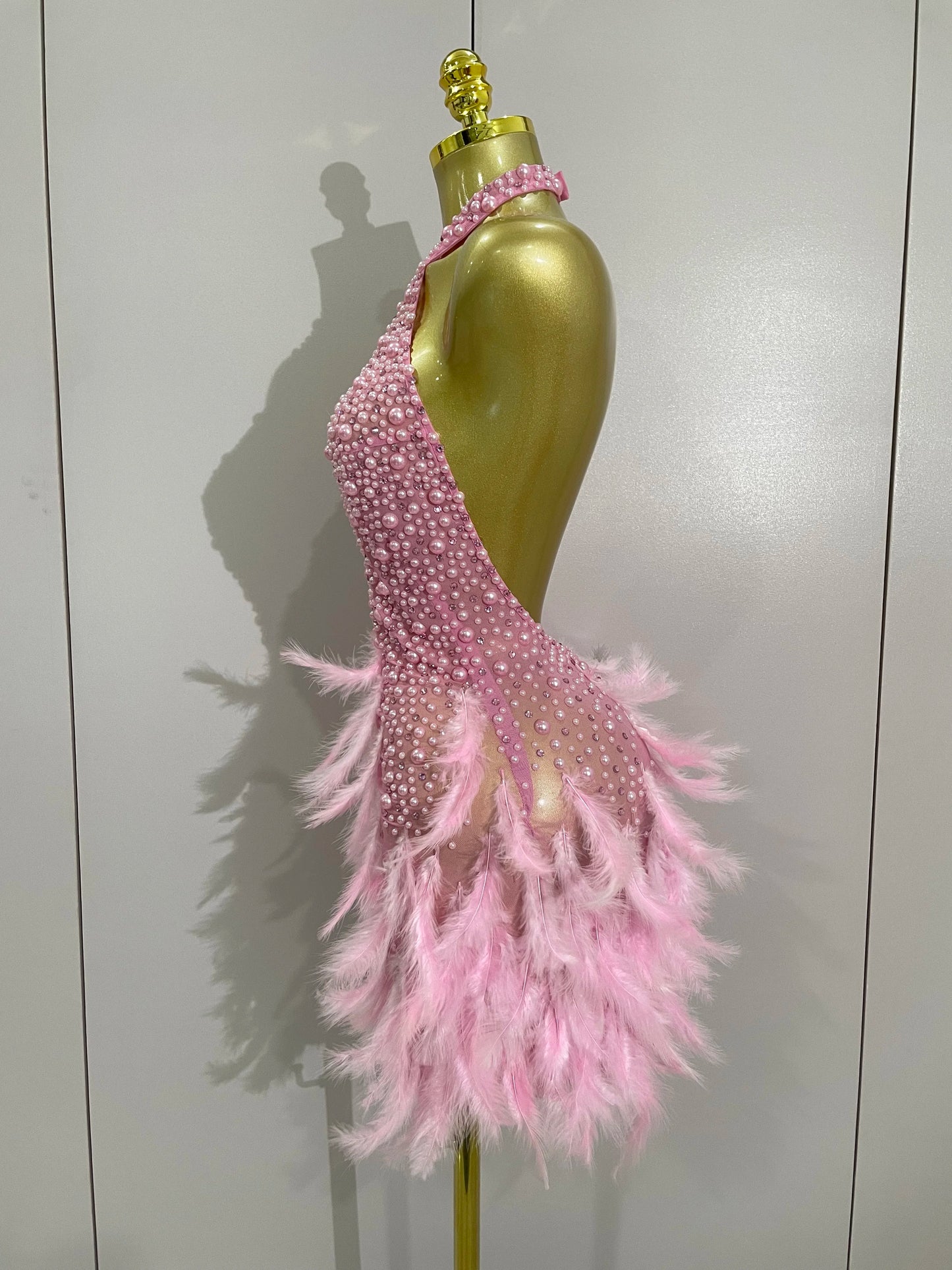 Robe Courte Luxe – Strass, Perles & Plumes | Halter Dos Nu | Gala, Anniversaire & Scène