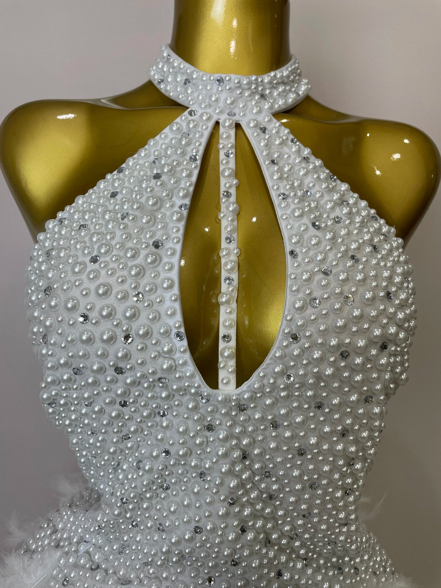 Robe Courte Luxe – Strass, Perles & Plumes | Halter Dos Nu | Gala, Anniversaire & Scène