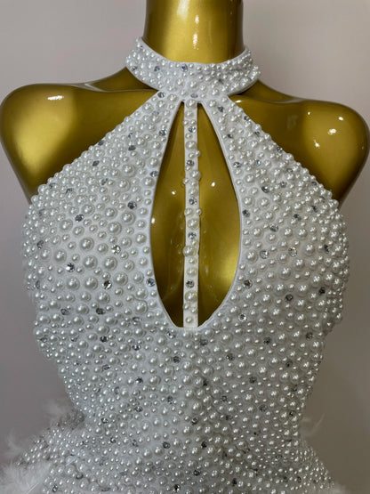 Robe Courte Luxe – Strass, Perles & Plumes | Halter Dos Nu | Gala, Anniversaire & Scène