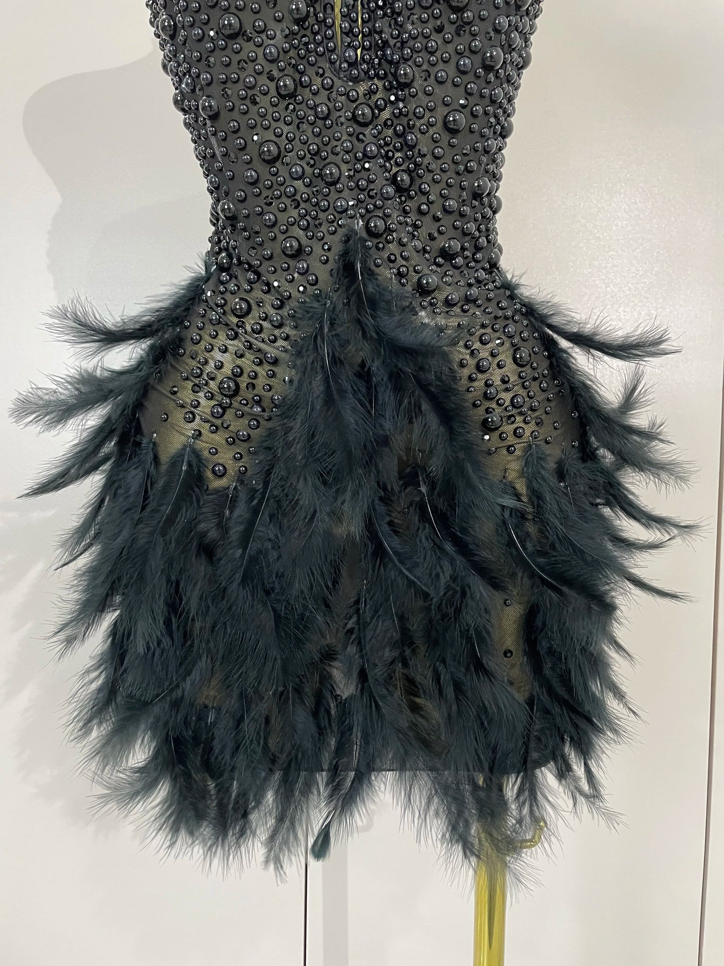 Robe Courte Luxe – Strass, Perles & Plumes | Halter Dos Nu | Gala, Anniversaire & Scène