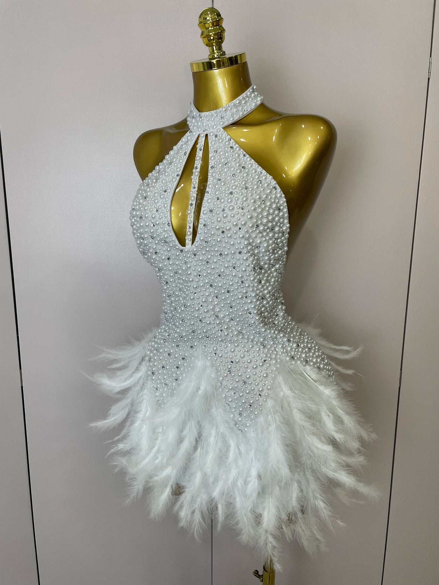 Robe Courte Luxe – Strass, Perles & Plumes | Halter Dos Nu | Gala, Anniversaire & Scène