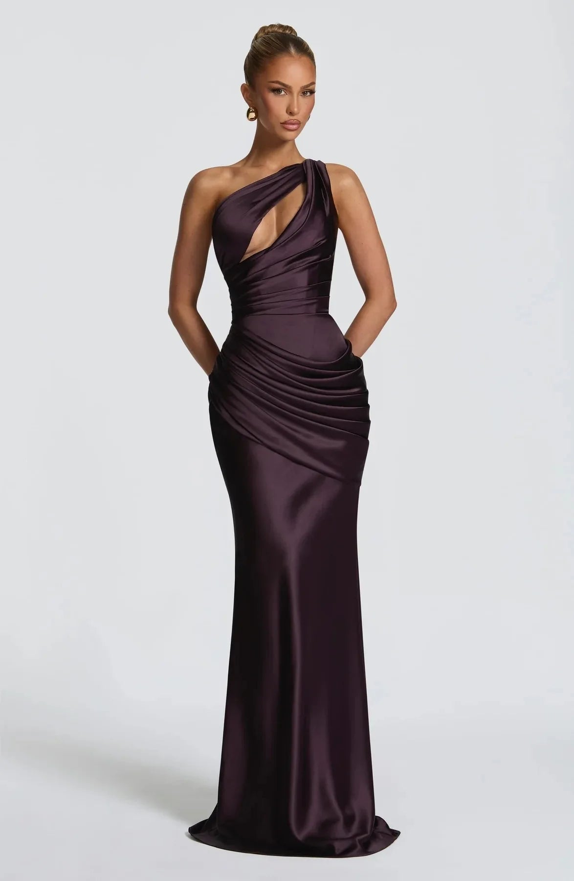 Robe Longue Sirène en Satin Froncé – Épaule Asymmétrique & Découpe | Coupe Slim Luxe 2026