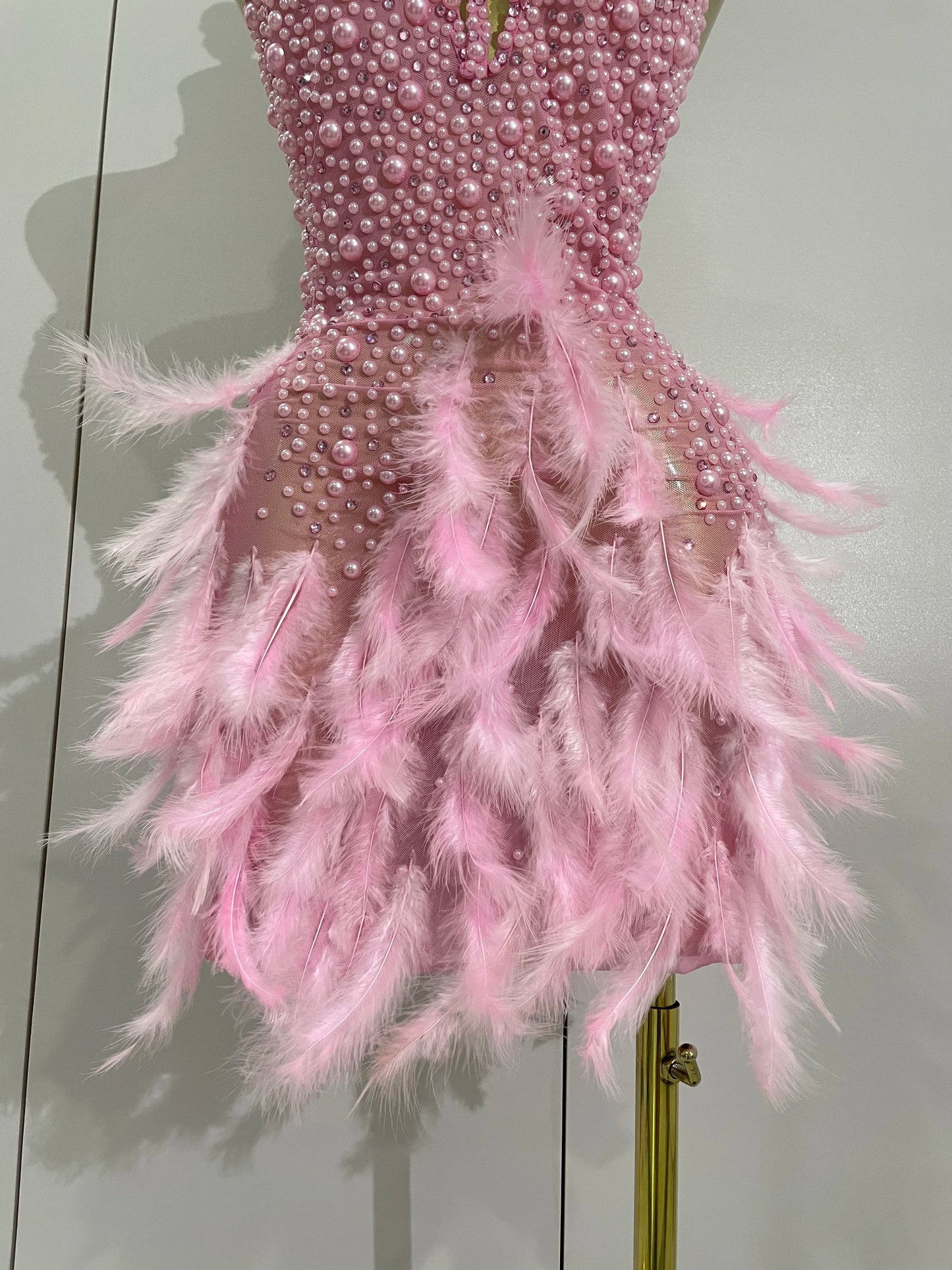 Robe Courte Luxe – Strass, Perles & Plumes | Halter Dos Nu | Gala, Anniversaire & Scène