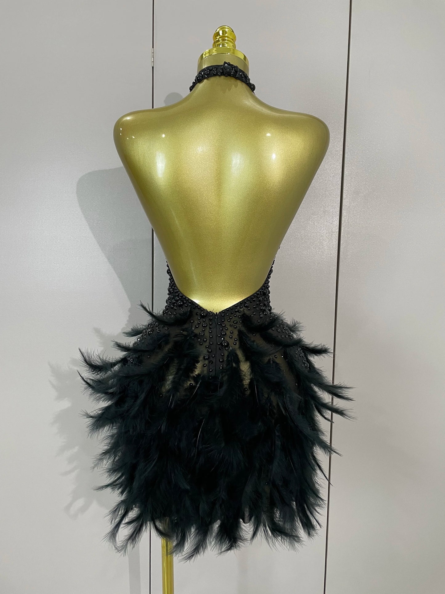 Robe Courte Luxe – Strass, Perles & Plumes | Halter Dos Nu | Gala, Anniversaire & Scène