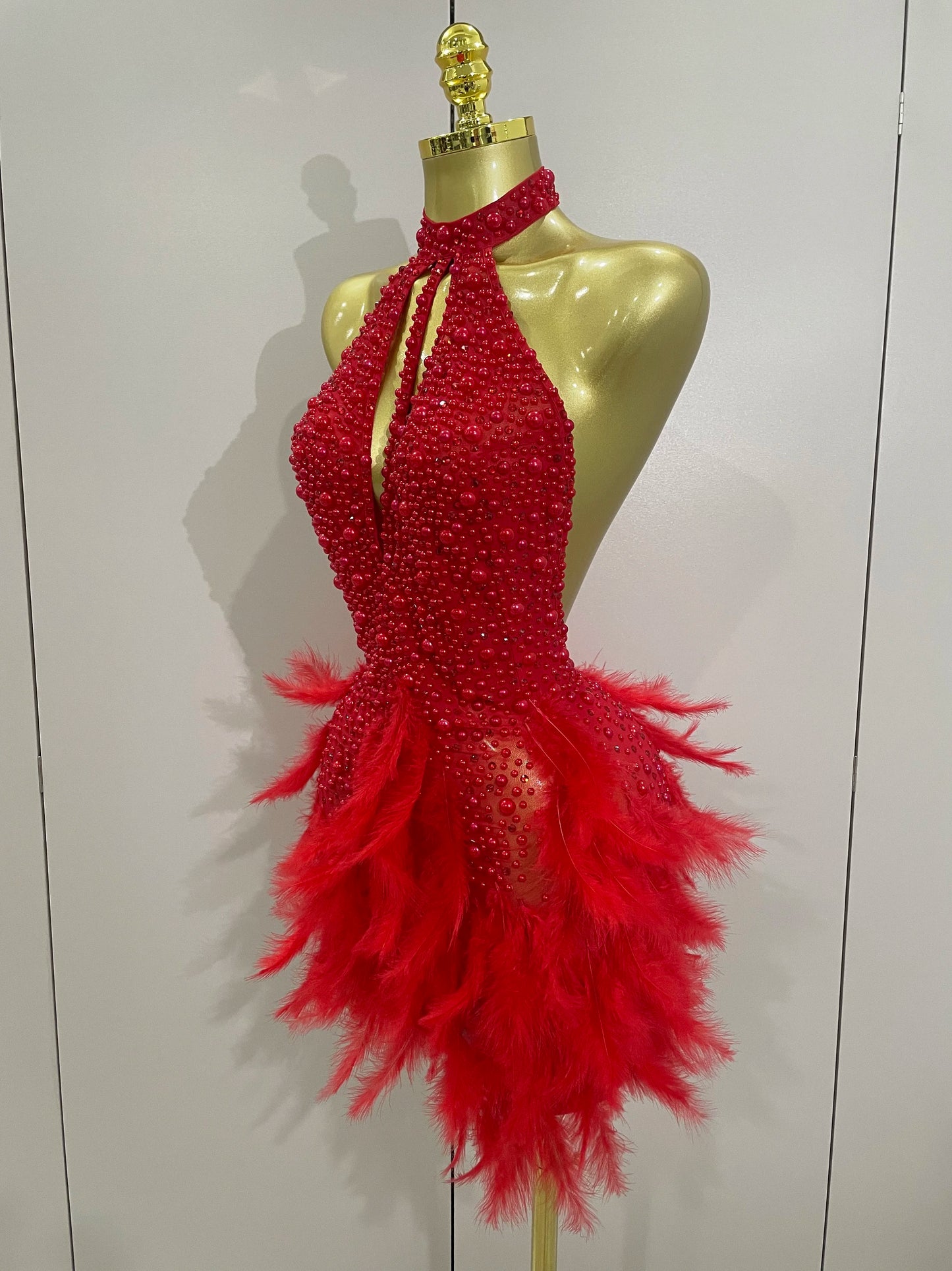 Robe Courte Luxe – Strass, Perles & Plumes | Halter Dos Nu | Gala, Anniversaire & Scène