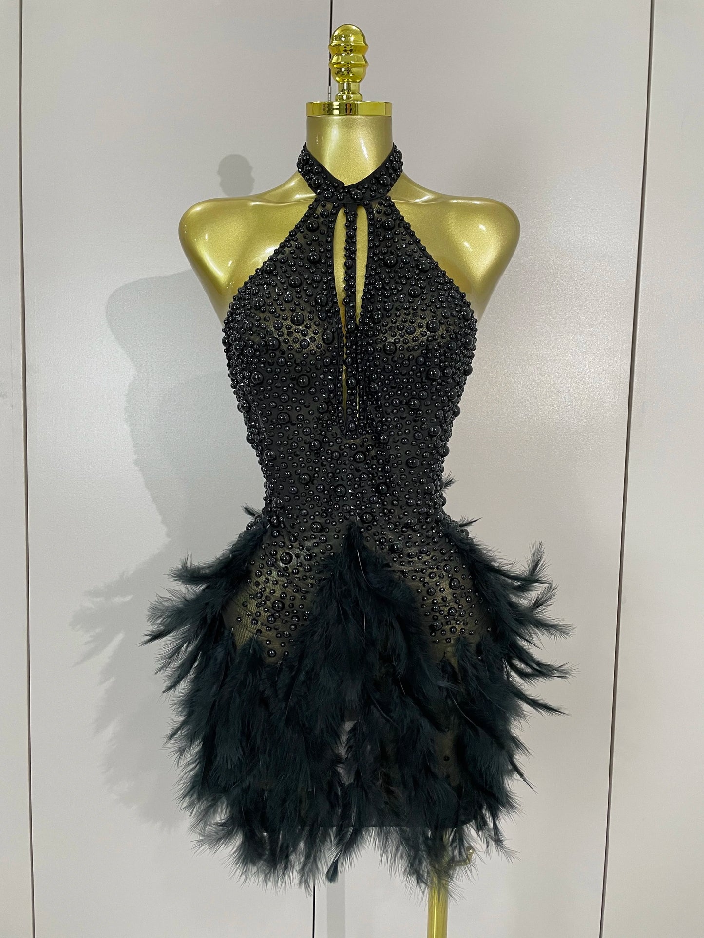 Robe Courte Luxe – Strass, Perles & Plumes | Halter Dos Nu | Gala, Anniversaire & Scène