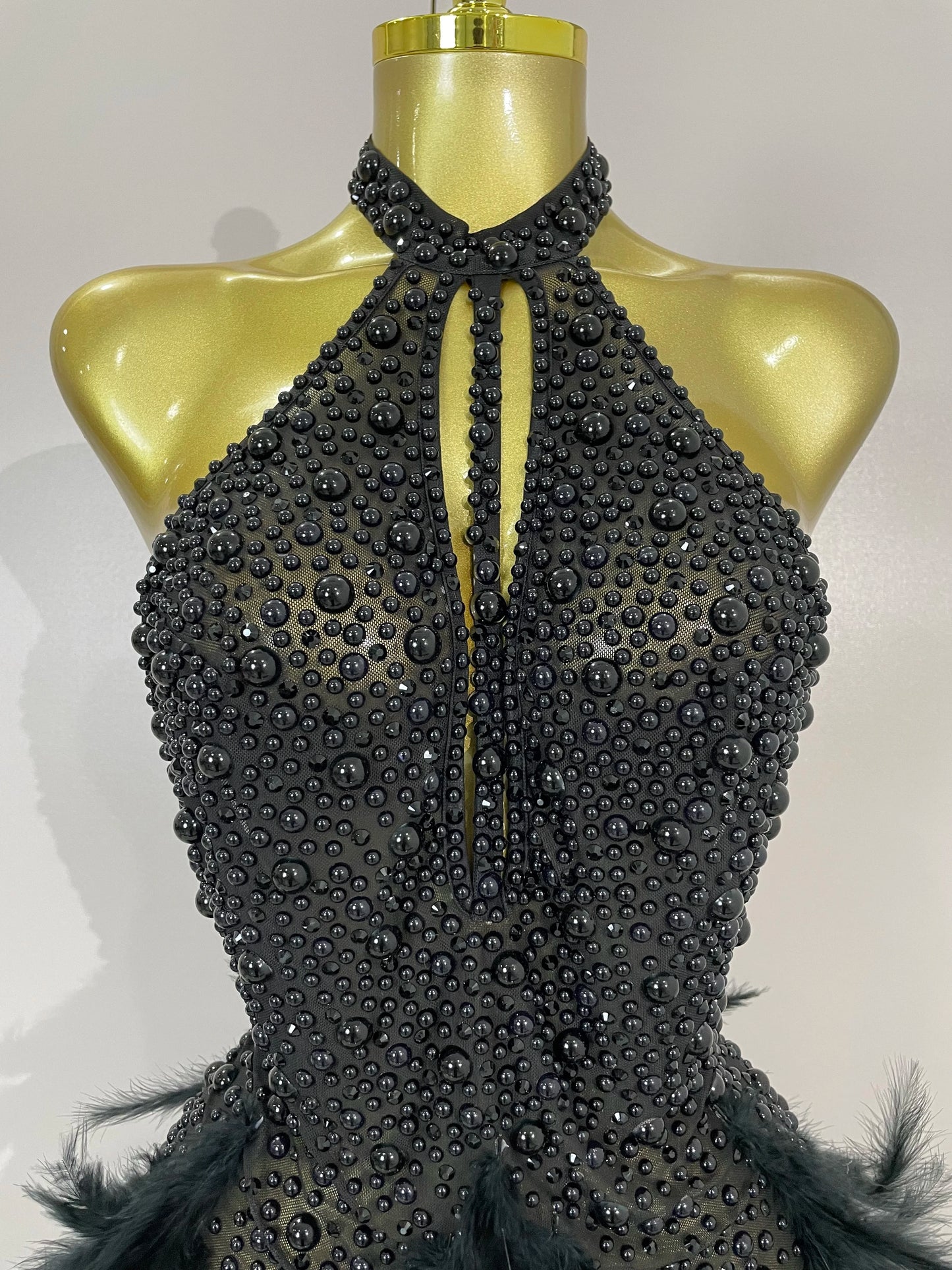 Robe Courte Luxe – Strass, Perles & Plumes | Halter Dos Nu | Gala, Anniversaire & Scène