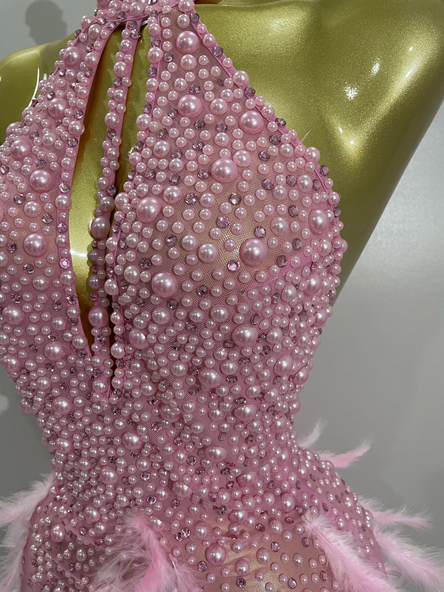 Robe Courte Luxe – Strass, Perles & Plumes | Halter Dos Nu | Gala, Anniversaire & Scène