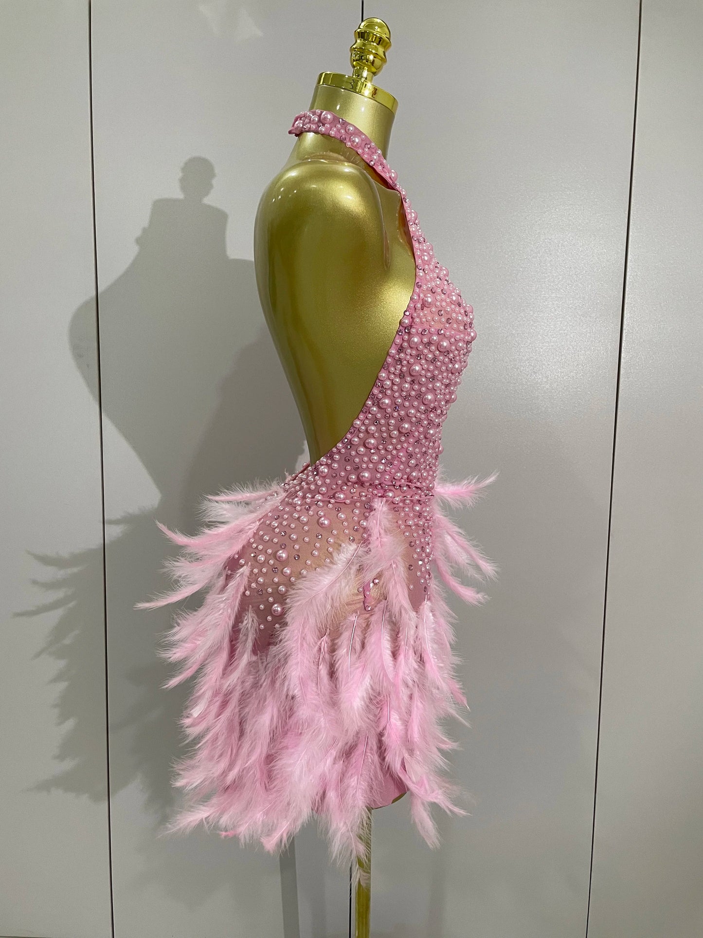 Robe Courte Luxe – Strass, Perles & Plumes | Halter Dos Nu | Gala, Anniversaire & Scène