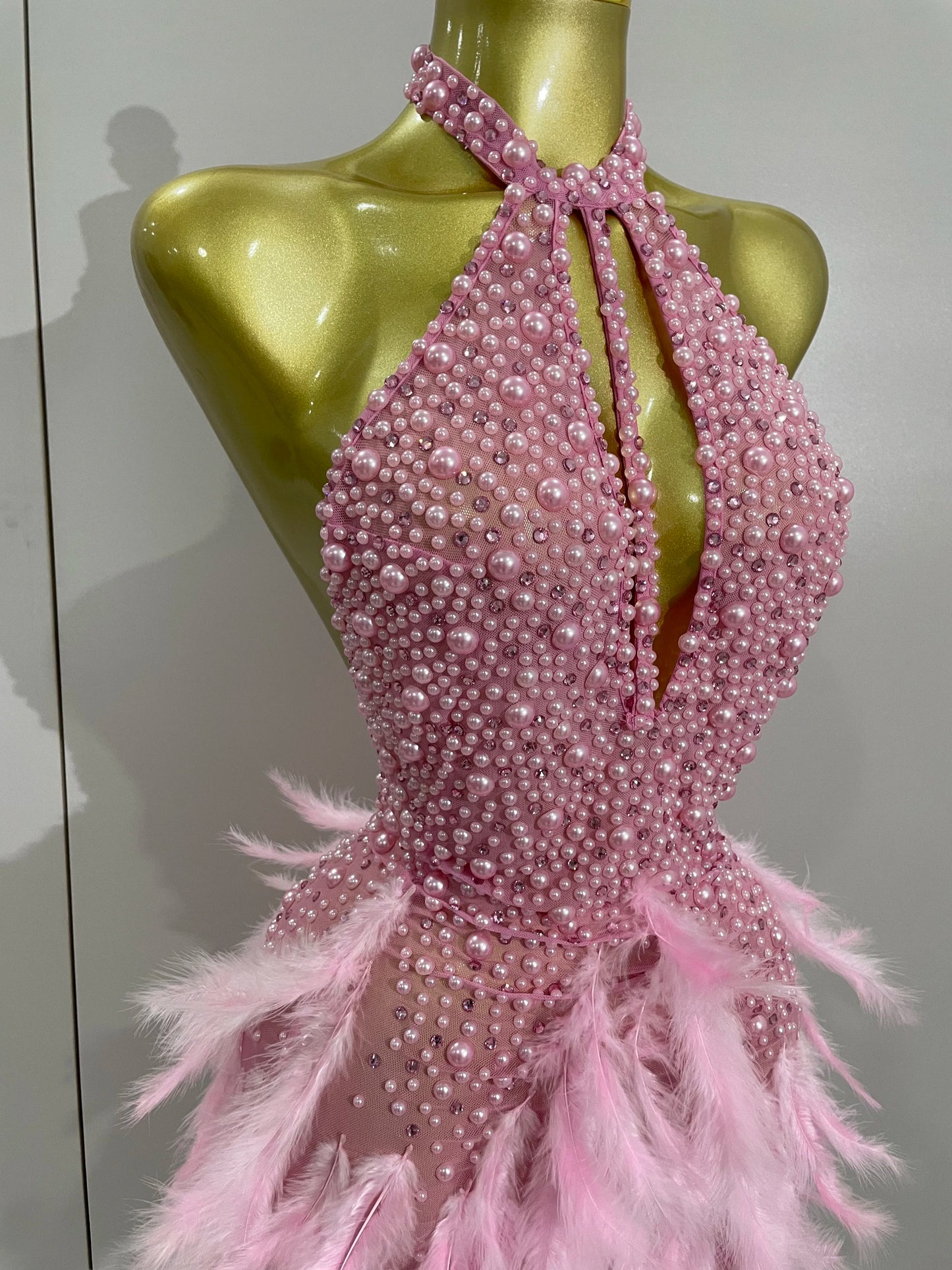 Robe Courte Luxe – Strass, Perles & Plumes | Halter Dos Nu | Gala, Anniversaire & Scène
