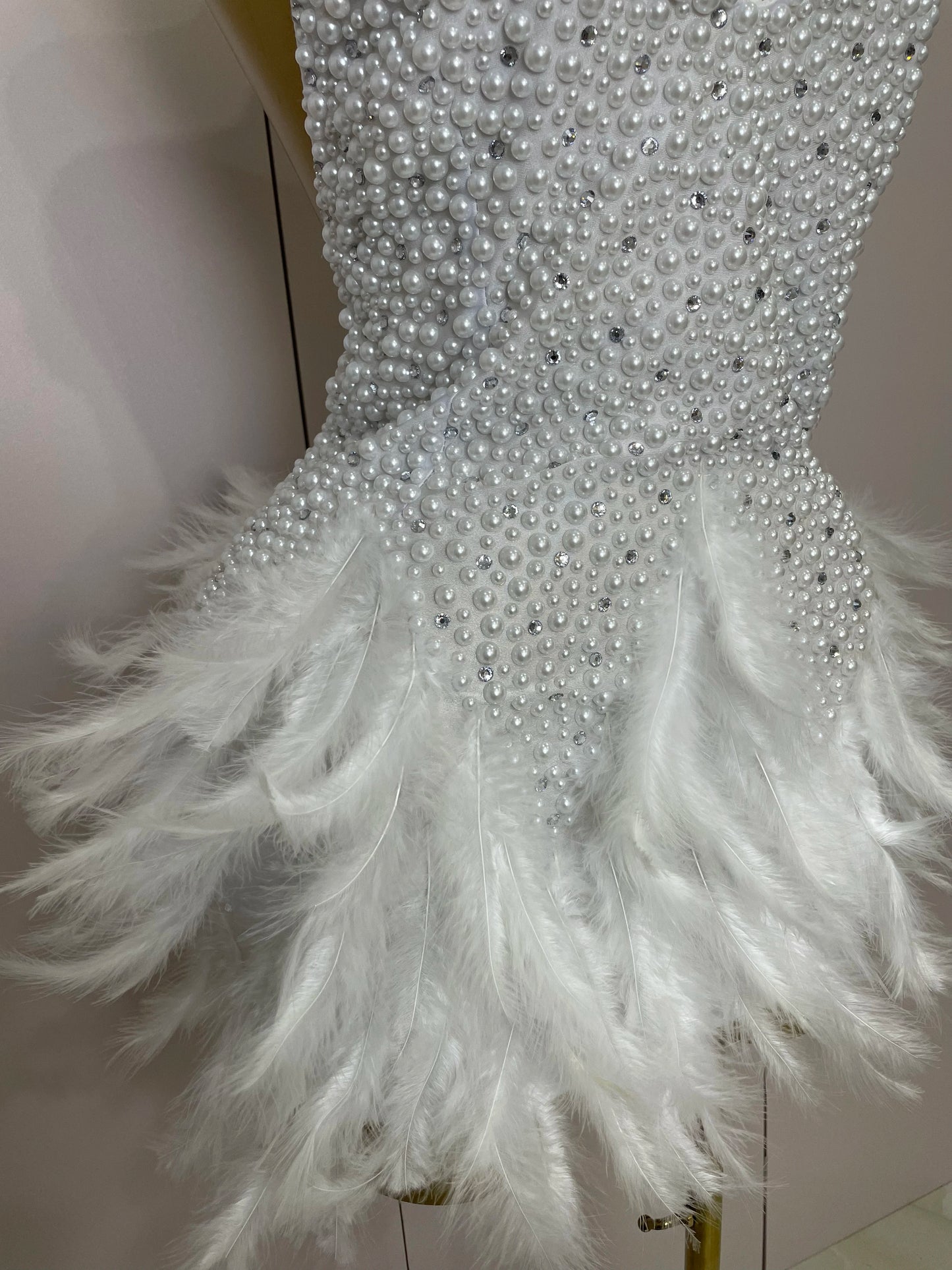 Robe Courte Luxe – Strass, Perles & Plumes | Halter Dos Nu | Gala, Anniversaire & Scène