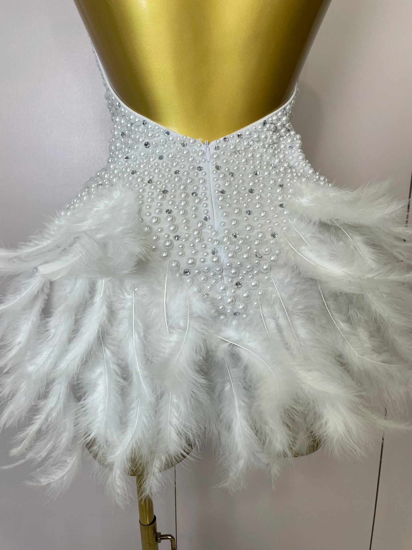 Robe Courte Luxe – Strass, Perles & Plumes | Halter Dos Nu | Gala, Anniversaire & Scène