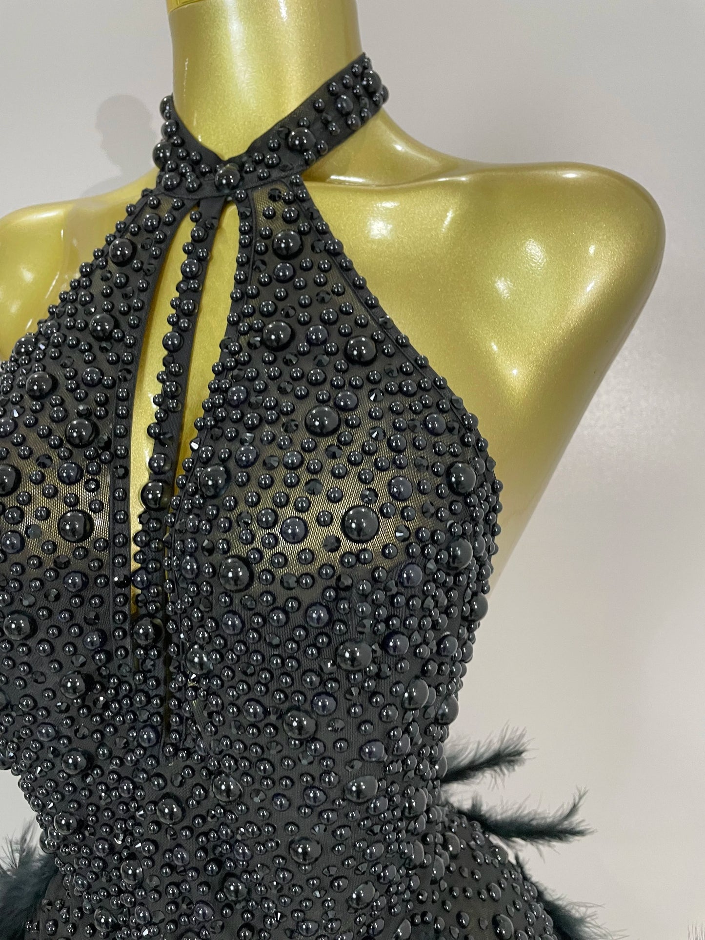 Robe Courte Luxe – Strass, Perles & Plumes | Halter Dos Nu | Gala, Anniversaire & Scène