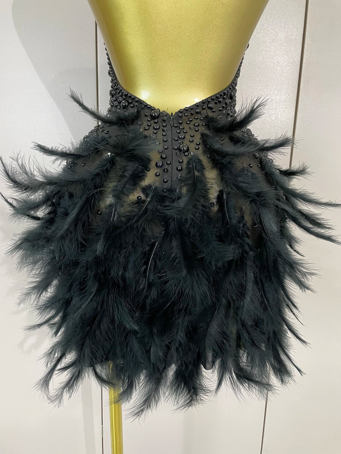 Robe Courte Luxe – Strass, Perles & Plumes | Halter Dos Nu | Gala, Anniversaire & Scène