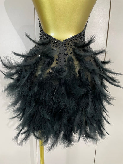 Robe Courte Luxe – Strass, Perles & Plumes | Halter Dos Nu | Gala, Anniversaire & Scène