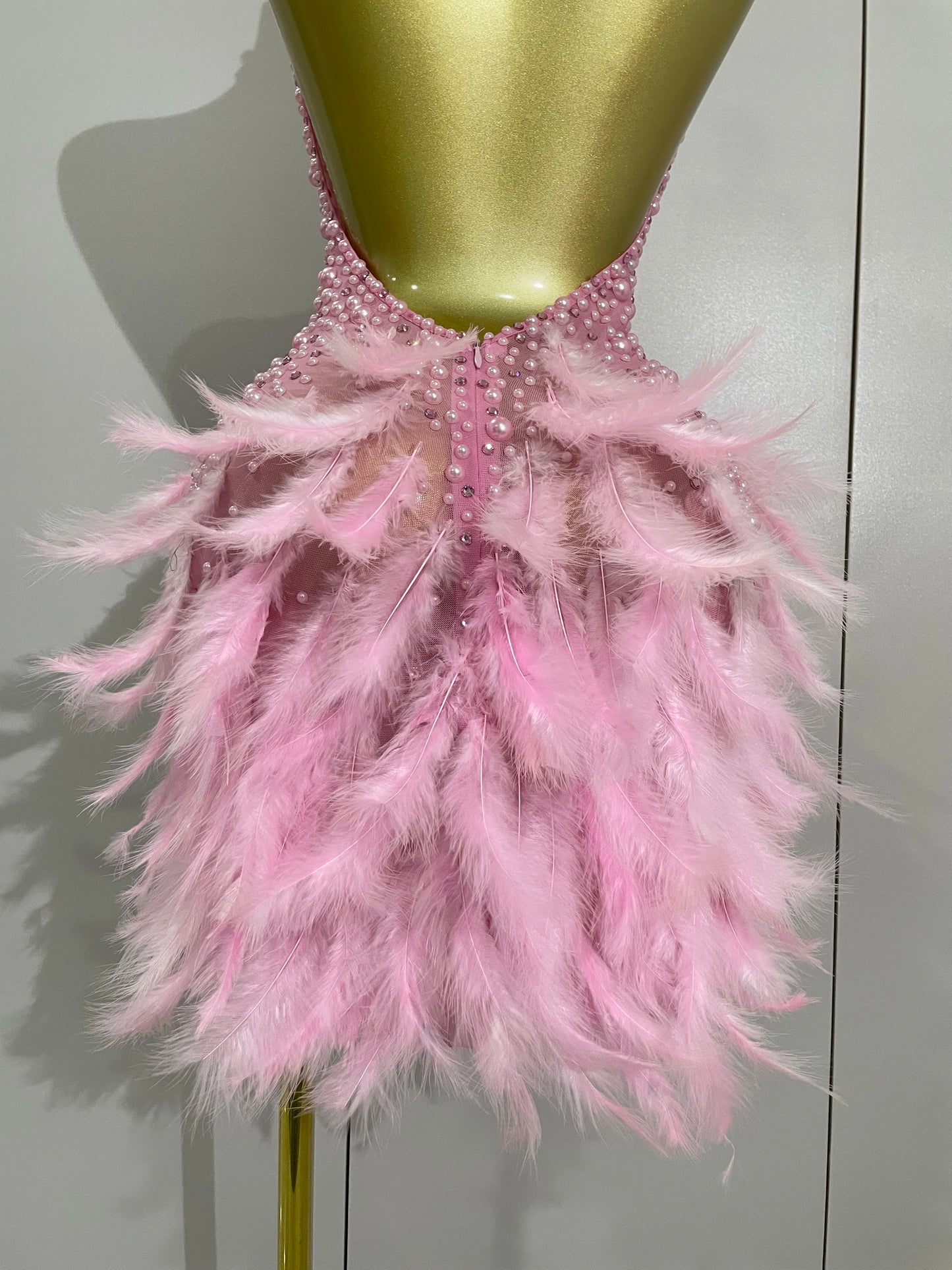 Robe Courte Luxe – Strass, Perles & Plumes | Halter Dos Nu | Gala, Anniversaire & Scène