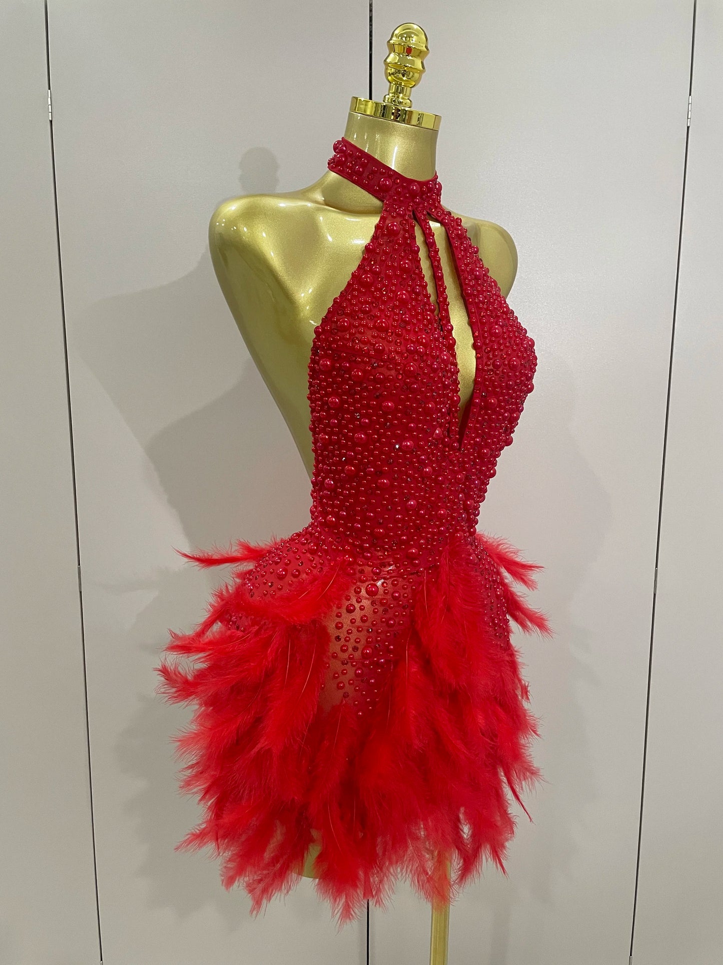Robe Courte Luxe – Strass, Perles & Plumes | Halter Dos Nu | Gala, Anniversaire & Scène