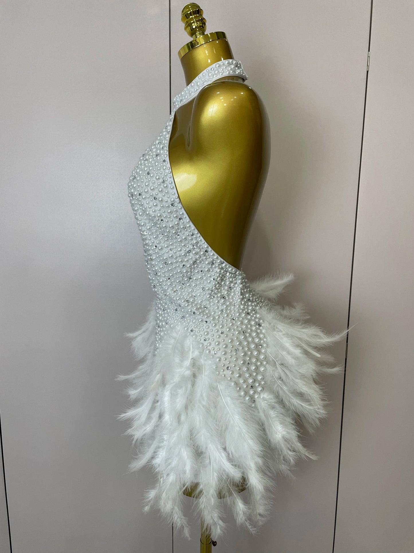Robe Courte Luxe – Strass, Perles & Plumes | Halter Dos Nu | Gala, Anniversaire & Scène