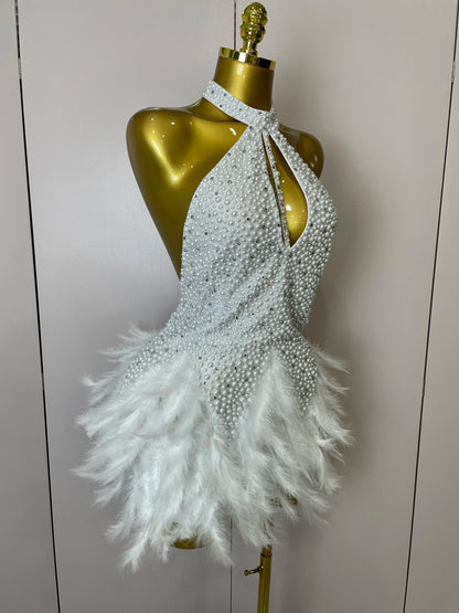 Robe Courte Luxe – Strass, Perles & Plumes | Halter Dos Nu | Gala, Anniversaire & Scène