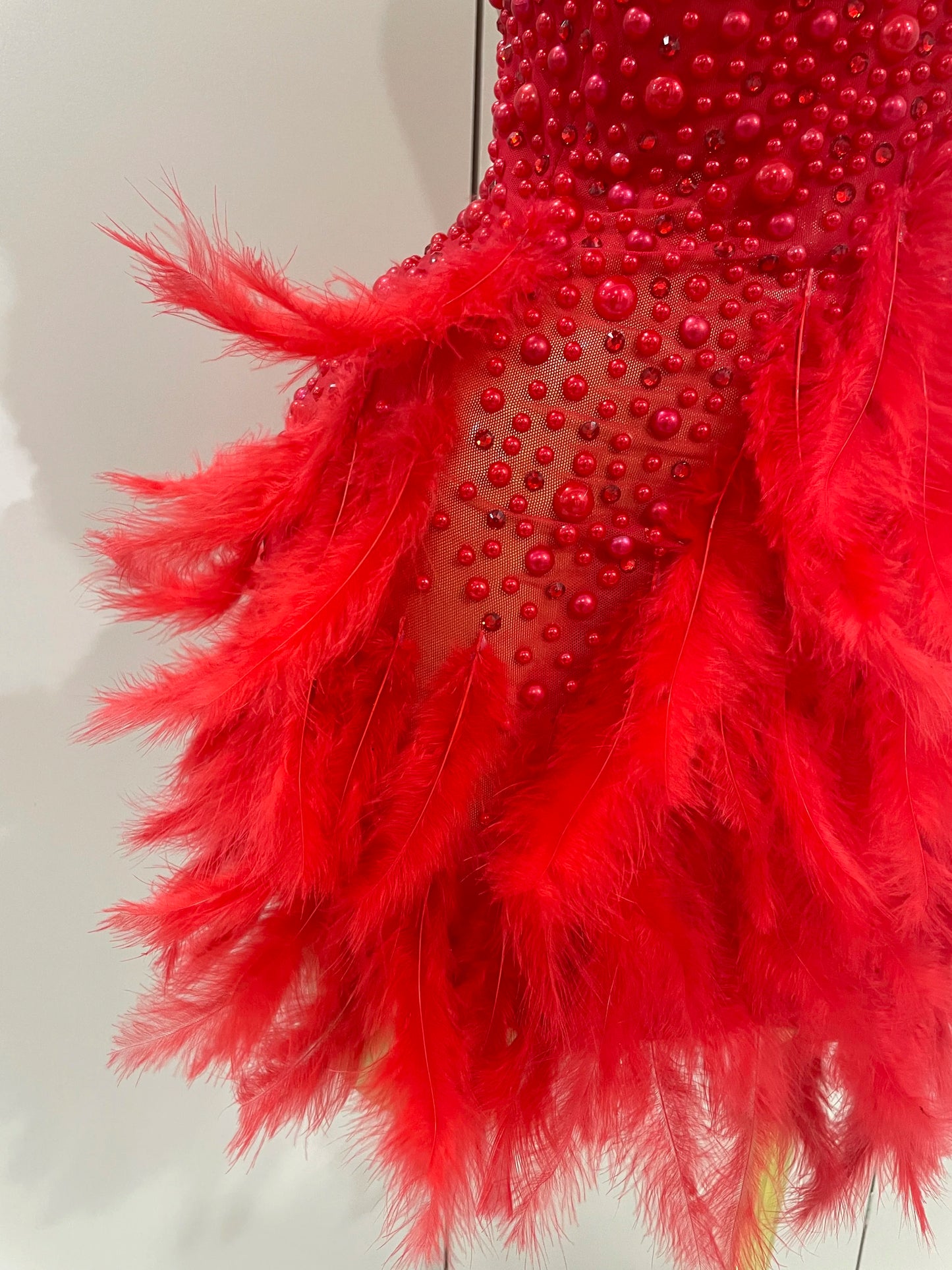 Robe Courte Luxe – Strass, Perles & Plumes | Halter Dos Nu | Gala, Anniversaire & Scène