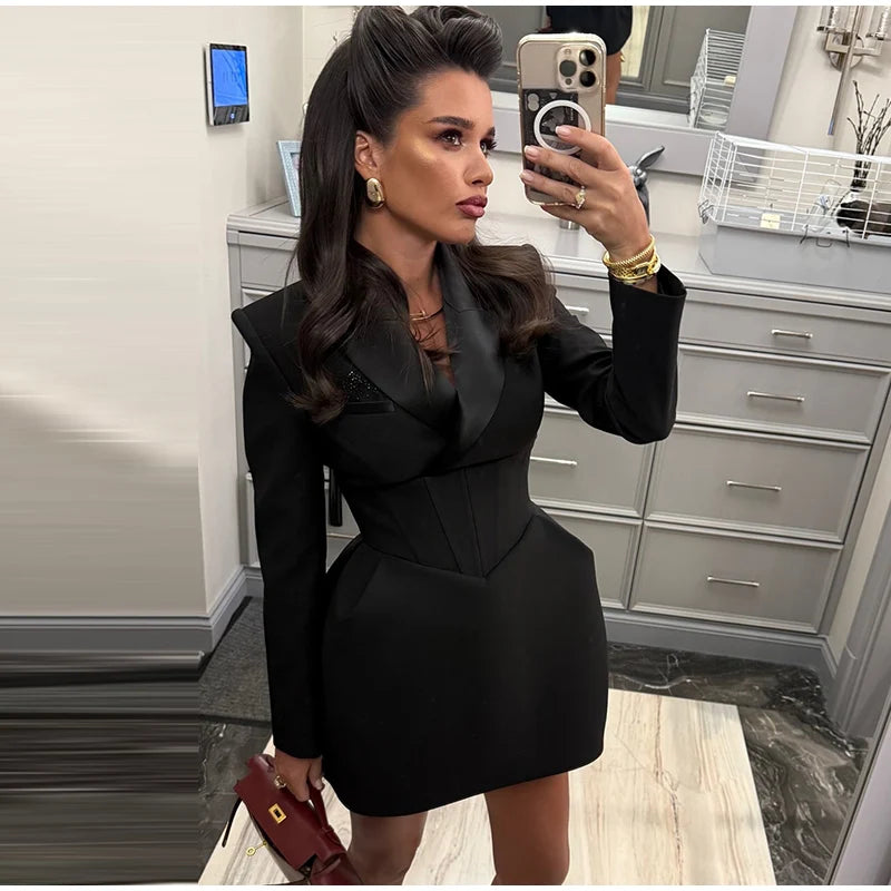 Robe Tailleur Cintrée à Revers – Manches Longues, Mini Élégante & Polyvalente