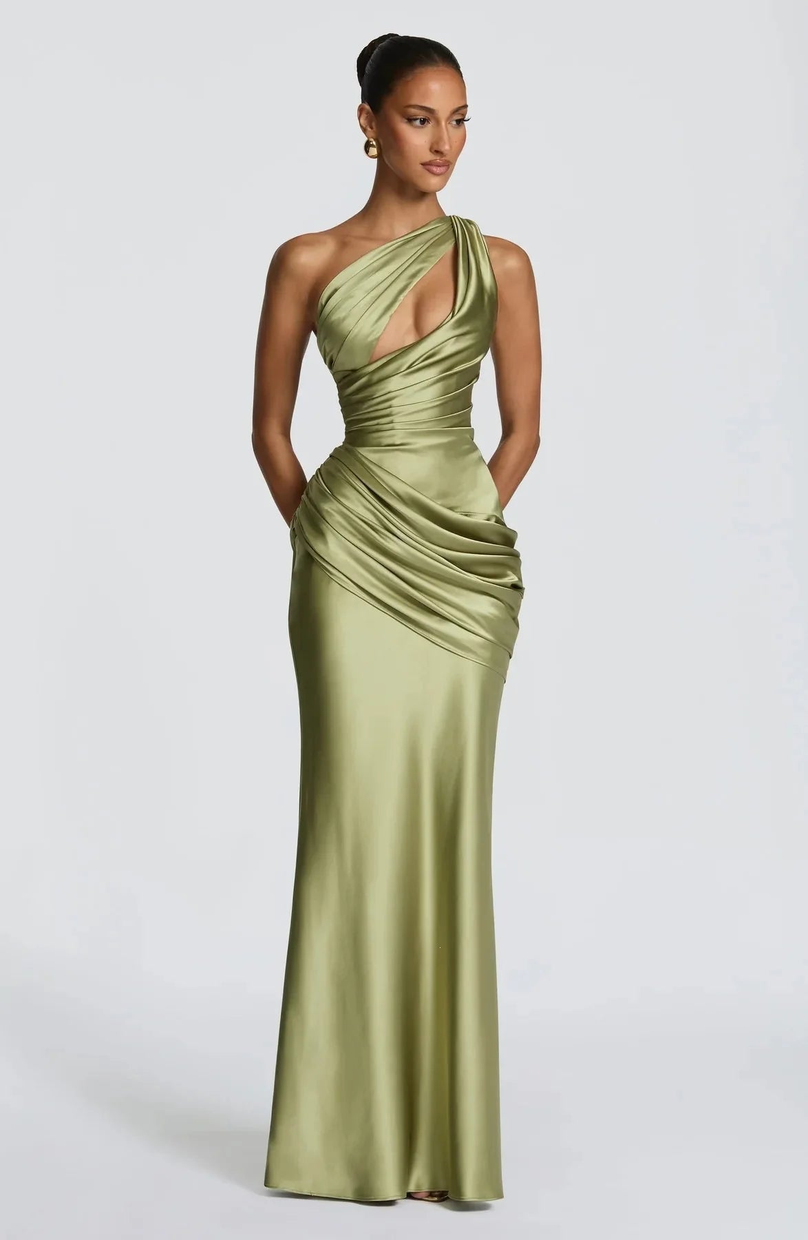 Robe Longue Sirène en Satin Froncé – Épaule Asymmétrique & Découpe | Coupe Slim Luxe 2026