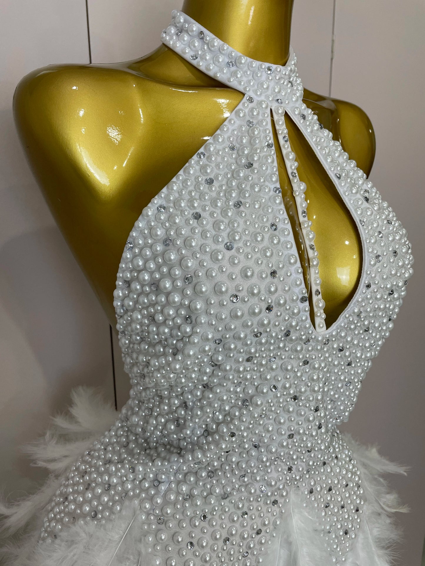 Robe Courte Luxe – Strass, Perles & Plumes | Halter Dos Nu | Gala, Anniversaire & Scène