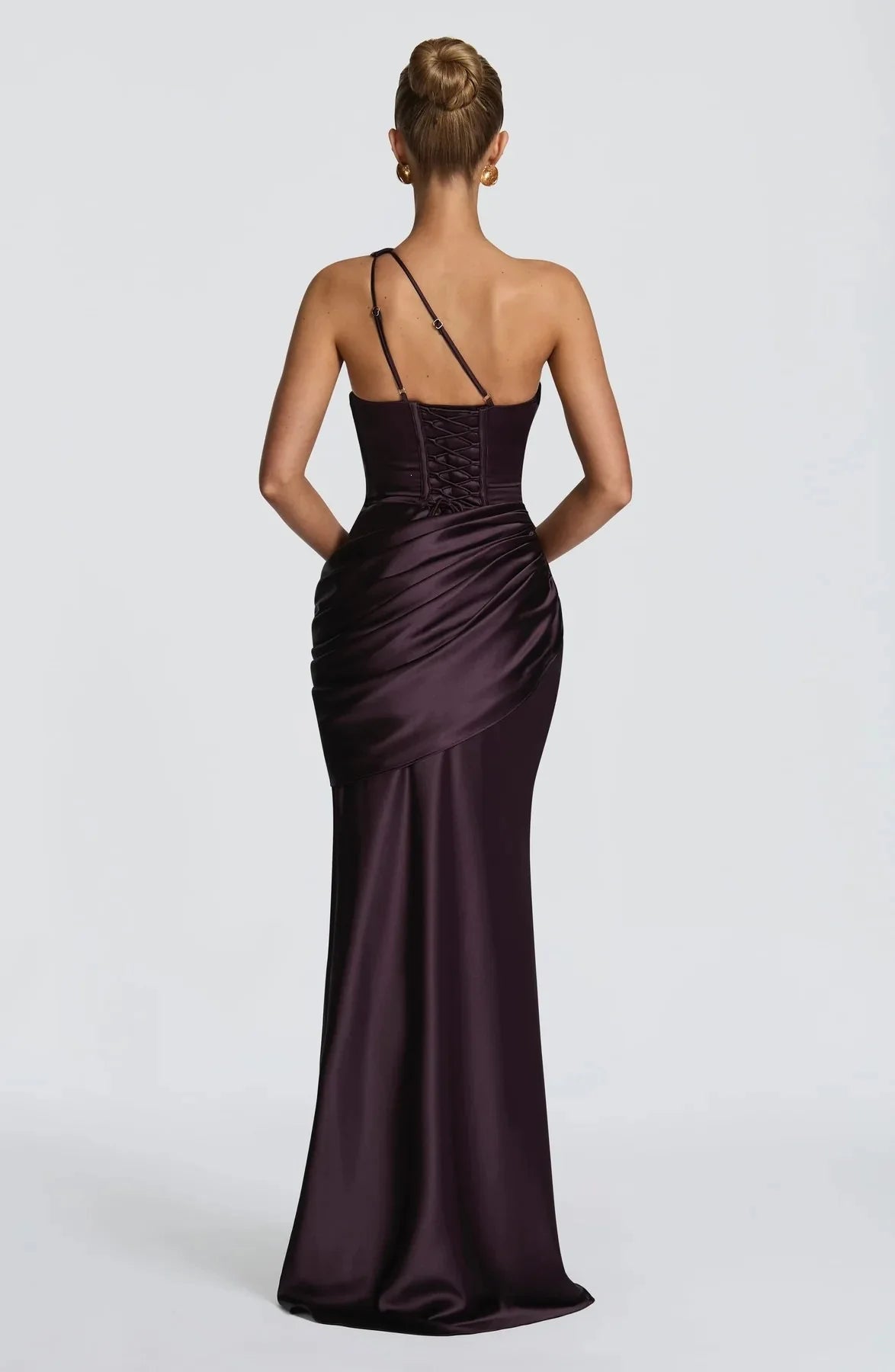 Robe Longue Sirène en Satin Froncé – Épaule Asymmétrique & Découpe | Coupe Slim Luxe 2026