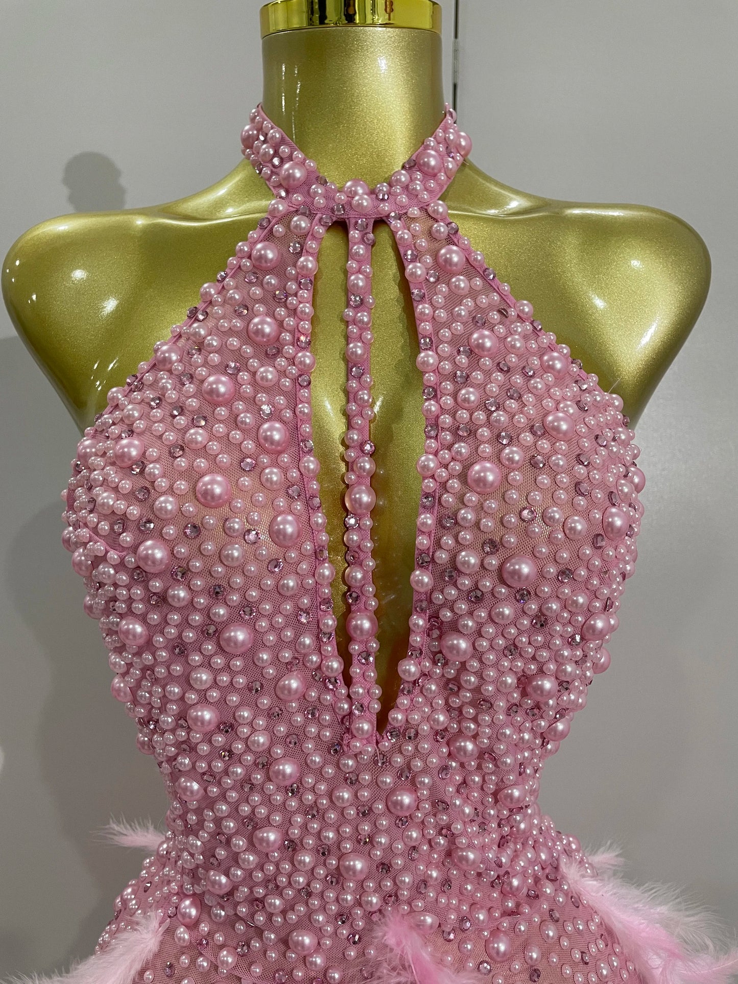 Robe Courte Luxe – Strass, Perles & Plumes | Halter Dos Nu | Gala, Anniversaire & Scène