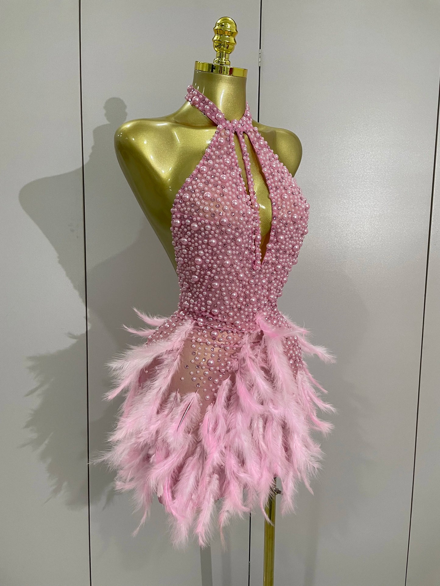 Robe Courte Luxe – Strass, Perles & Plumes | Halter Dos Nu | Gala, Anniversaire & Scène